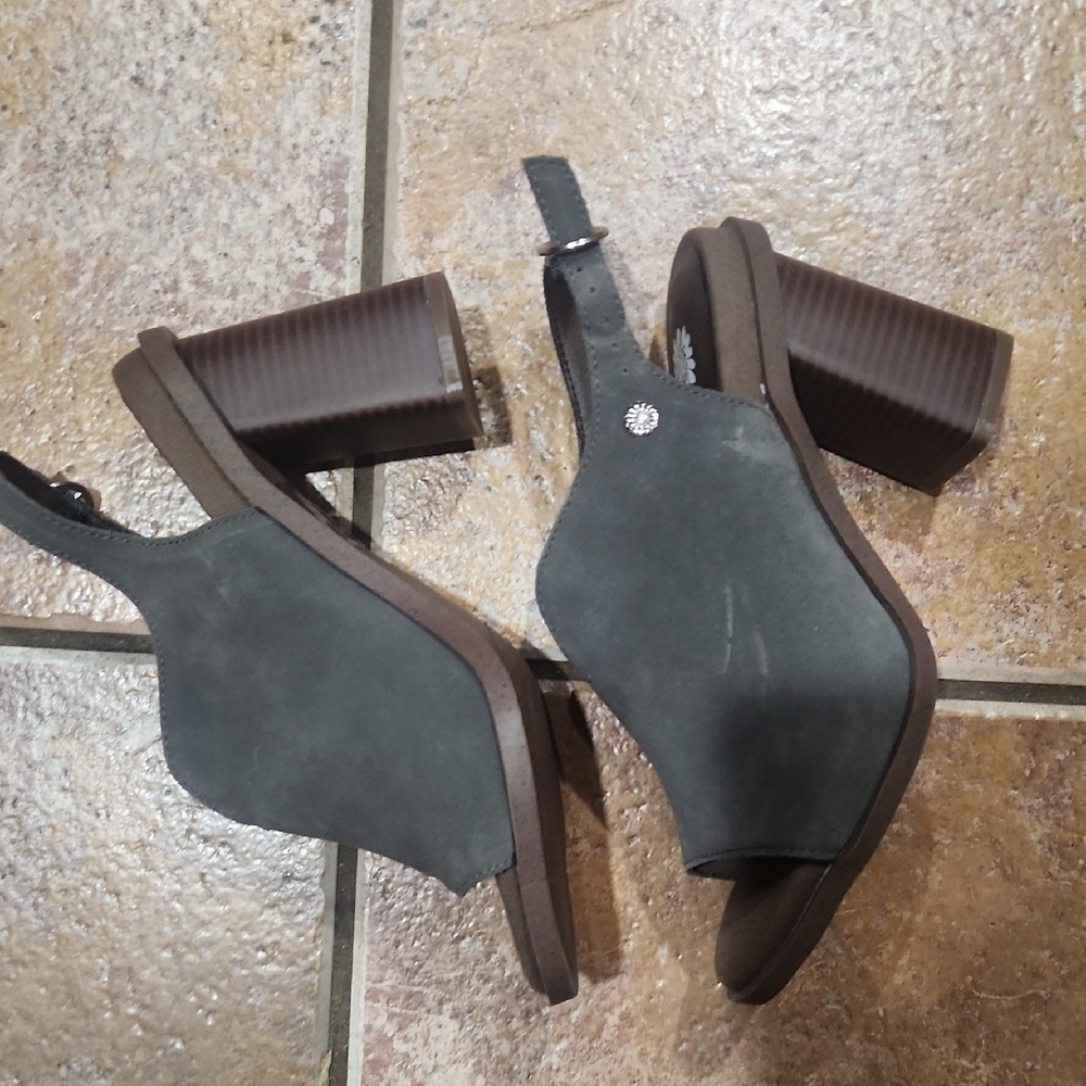 Yellow Box Women's Carlee Dark Gray  Open-Toe Sandals - Picture 3 of 6